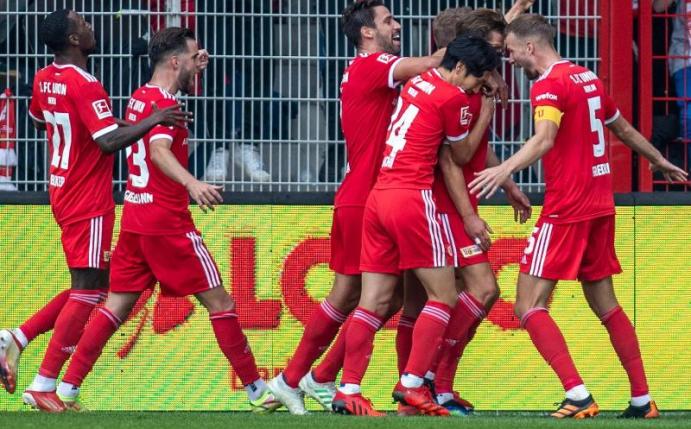 Die Union-Spieler von feiern das Tor zum 1:0 gegen Arminia Bielefeld durch Kevin Behrens (2.v.r). Foto: Andreas Gora/dpa