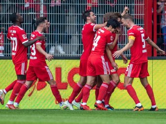 Die Union-Spieler von feiern das Tor zum 1:0 gegen Arminia Bielefeld durch Kevin Behrens (2.v.r). Foto: Andreas Gora/dpa Die Union-Spieler von feiern das Tor zum 1:0 gegen Arminia Bielefeld durch Kevin Behrens (2.v.r). Foto: Andreas Gora/dpa