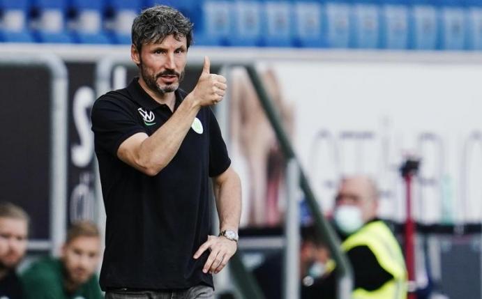Die Niederlage gegen 1899 Hoffenheim kam unerwartet für Wolfsburgs Trainer Mark van Bommel. Foto: Uwe Anspach/dpa