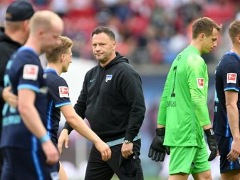 Denkt trotz der zwei hohen Niederlagen von Hertha BSC nicht an Rücktritt: Trainer Pal Dardai (M). Foto: Robert Michael/dpa-Zentralbild/dpa Denkt trotz der zwei hohen Niederlagen von Hertha BSC nicht an Rücktritt: Trainer Pal Dardai (M). Foto: Robert Michael/dpa-Zentralbild/dpa