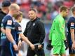 Denkt trotz der zwei hohen Niederlagen von Hertha BSC nicht an Rücktritt: Trainer Pal Dardai (M). Foto: Robert Michael/dpa-Zentralbild/dpa