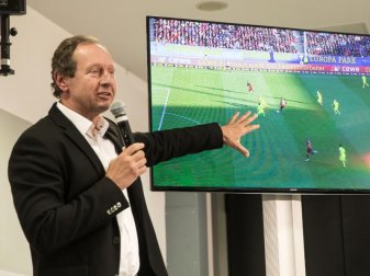 Befürwortet die Einführung einer Zeitstrafe im Fußball: Der ehemalige Schiedsrichter Hellmut Krug. Foto: Frank Rumpenhorst/dpa