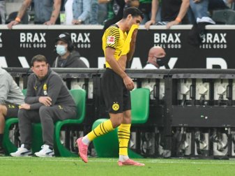 Dortmunds Mahmoud Dahoud geht nach der Gelb-Roten Karte vom Platz. Foto: Bernd Thissen/dpa Dortmunds Mahmoud Dahoud geht nach der Gelb-Roten Karte vom Platz. Foto: Bernd Thissen/dpa