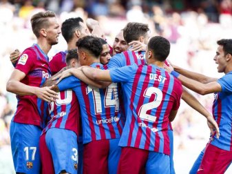 Barcelonas Memphis Depay (M) jubelt mit seinen Teamkollegen nach seinem Elfmetertreffer zur 1:0-Führung. Foto: Joan Monfort/AP/dpa Barcelonas Memphis Depay (M) jubelt mit seinen Teamkollegen nach seinem Elfmetertreffer zur 1:0-Führung. Foto: Joan Monfort/AP/dpa