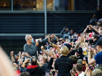 Freiburgs Trainer Christian Streich verabschiedet sich nach dem 3:0-Erfolg gemeinsam mit den Fans vom altehrwürdigen Dreisamstadion. Foto: Philipp von Ditfurth/dpa Freiburgs Trainer Christian Streich verabschiedet sich nach dem 3:0-Erfolg gemeinsam mit den Fans vom altehrwürdigen Dreisamstadion. Foto: Philipp von Ditfurth/dpa