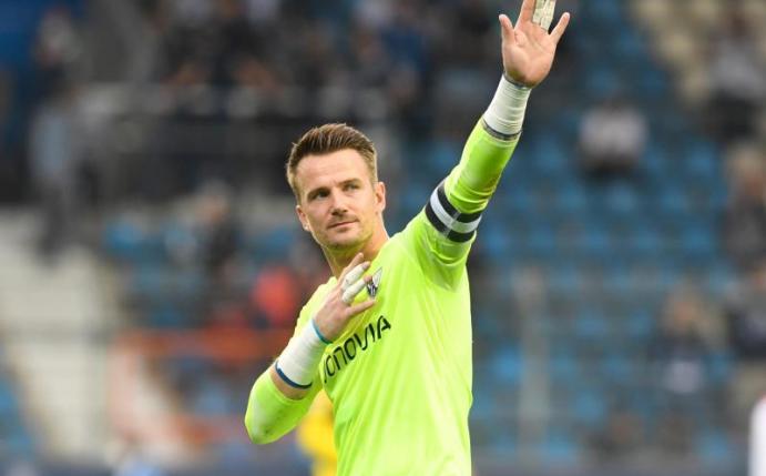 Bochums Torwart Manuel Riemann winkt den Zuschauern zu, nachdem sich der VfL Bochum und der VfB Stuttgart mit einem Remis getrennt haben. Foto: Bernd Thissen/dpa
