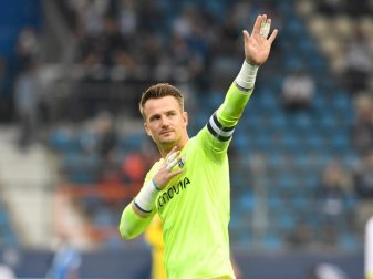 Bochums Torwart Manuel Riemann winkt den Zuschauern zu, nachdem sich der VfL Bochum und der VfB Stuttgart mit einem Remis getrennt haben. Foto: Bernd Thissen/dpa Bochums Torwart Manuel Riemann winkt den Zuschauern zu, nachdem sich der VfL Bochum und der VfB Stuttgart mit einem Remis getrennt haben. Foto: Bernd Thissen/dpa