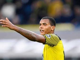 Akanjis Plan für weniger Gegentore beim BVB: „Alle zusammen das Tor verteidigen“ Akanjis Plan für weniger Gegentore beim BVB: „Alle zusammen das Tor verteidigen“