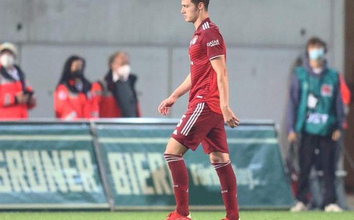 Bayerns Benjamin Pavard hatte in der Partie in Fürth die Rote Karte gesehen. Foto: Daniel Karmann/dpa