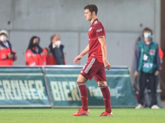 Bayerns Benjamin Pavard hatte in der Partie in Fürth die Rote Karte gesehen. Foto: Daniel Karmann/dpa Bayerns Benjamin Pavard hatte in der Partie in Fürth die Rote Karte gesehen. Foto: Daniel Karmann/dpa