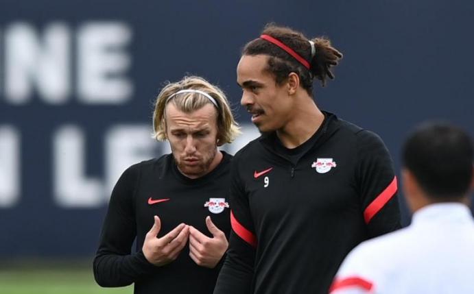 Gegen den FC Brügge gesetzt: Die Leipziger Torjäger Emil Forsberg (l) und Yussuf Poulsen. Foto: Hendrik Schmidt/dpa-Zentralbild/dpa