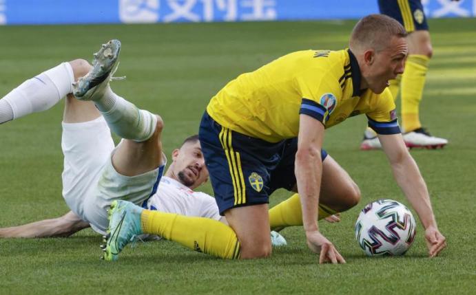 Ludwig Augustinsson (r) lobt den VfL Wolfsburg. Foto: Anatoly Maltsev/EPA Pool/AP/dpa