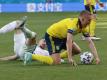 Ludwig Augustinsson (r) lobt den VfL Wolfsburg. Foto: Anatoly Maltsev/EPA Pool/AP/dpa