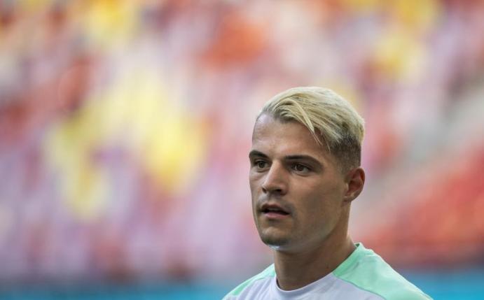 Der Schweizer Granit Xhaka hat sich am Knie verletzt. Foto: Jean-Christophe Bott/KEYSTONE/dpa
