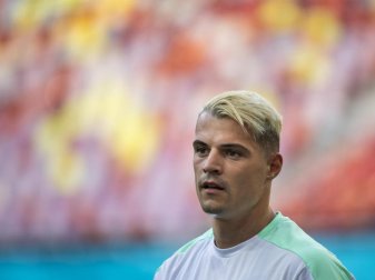 Der Schweizer Granit Xhaka hat sich am Knie verletzt. Foto: Jean-Christophe Bott/KEYSTONE/dpa Der Schweizer Granit Xhaka hat sich am Knie verletzt. Foto: Jean-Christophe Bott/KEYSTONE/dpa