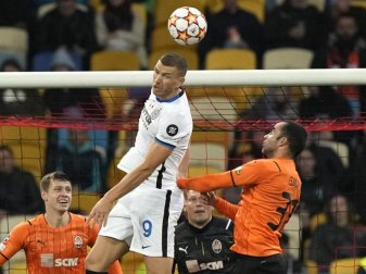 Inter Mailands Edin Dzeko (M) gegen zwei Spieler von Schachtjor Donezk in Aktion. Foto: Efrem Lukatsky/AP/dpa Inter Mailands Edin Dzeko (M) gegen zwei Spieler von Schachtjor Donezk in Aktion. Foto: Efrem Lukatsky/AP/dpa