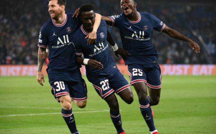 Messi (l.) und PSG gewinnen souverän