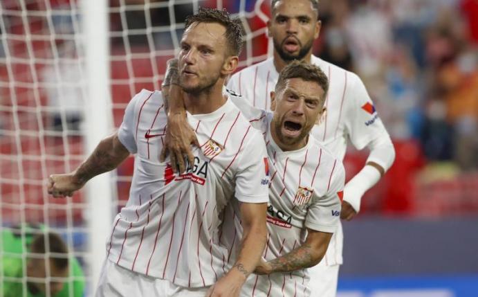 Einer von vier ehemaligen Bundesliga-Profis in Reihen des FC Sevilla: Ivan Rakitic (l). Foto: Angel Fernandez/AP/dpa
