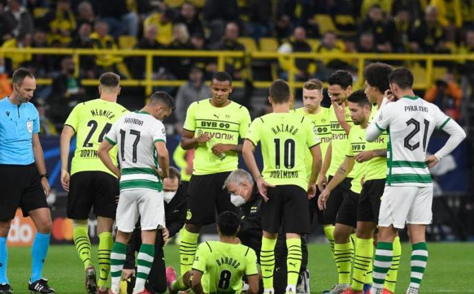 Der Dortmunder Mahmoud Dahoud (M.) verletzte sich im Spiel gegen Sporting. Foto: Bernd Thissen/dpa