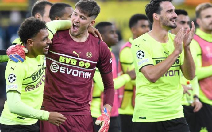 Die Dortmunder um Matchwinner Donyell Malen (l) feiern den Heimsieg. Foto: Bernd Thissen/dpa