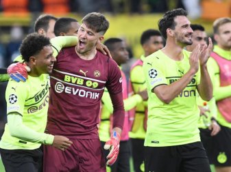 Die Dortmunder um Matchwinner Donyell Malen (l) feiern den Heimsieg. Foto: Bernd Thissen/dpa Die Dortmunder um Matchwinner Donyell Malen (l) feiern den Heimsieg. Foto: Bernd Thissen/dpa