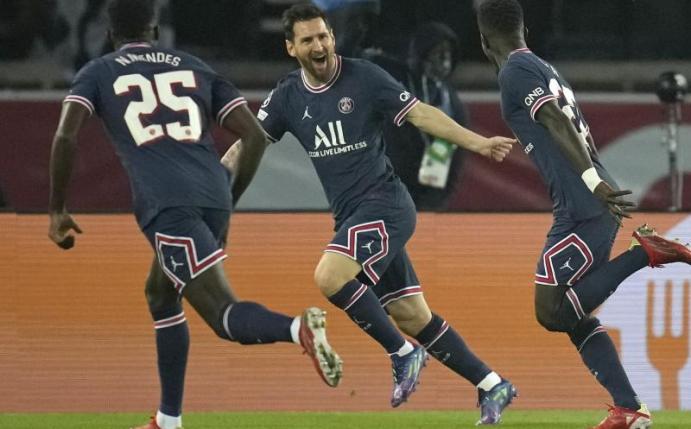 Lionel Messi (M.) feiert seinen ersten Treffer im PSG-Trikot. Foto: Christophe Ena/AP/dpa