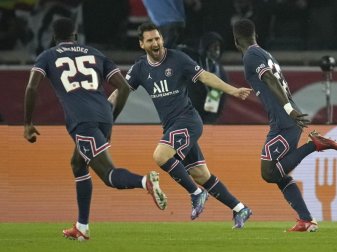 Lionel Messi (M.) feiert seinen ersten Treffer im PSG-Trikot. Foto: Christophe Ena/AP/dpa Lionel Messi (M.) feiert seinen ersten Treffer im PSG-Trikot. Foto: Christophe Ena/AP/dpa