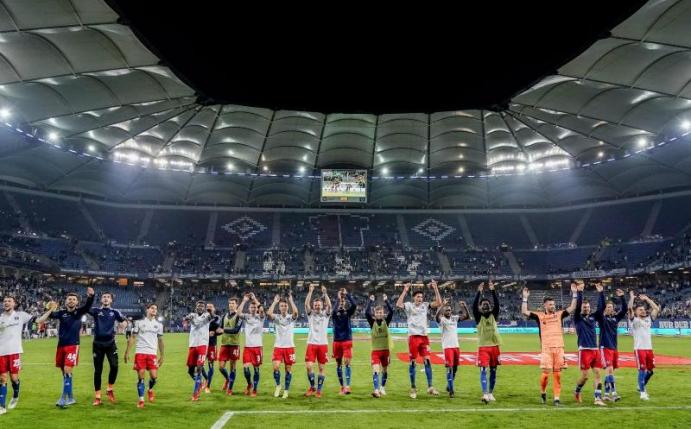 Die HSV-Spieler sollen unter 2G-Bedingungen wieder vor mehr Zuschauern im Stadion antreten. Foto: Axel Heimken/dpa