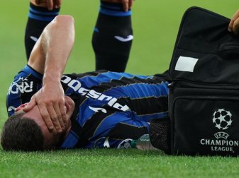Robin Gosens von Atalanta Bergamo liegt verletzt auf dem Spielfeld. Foto: Spada/LaPresse via ZUMA Press/dpa Robin Gosens von Atalanta Bergamo liegt verletzt auf dem Spielfeld. Foto: Spada/LaPresse via ZUMA Press/dpa