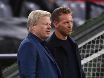 Münchens Trainer Julian Nagelsmann und Vorstandsmitglied Oliver Kahn (l) im Gespräch. Foto: Sven Hoppe/dpa