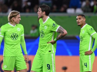 Mit dem 1:1 gegen den FC Sevilla nicht zufrieden: Wolfsburgs Sebastian Bornauw (l-r), Wout Weghorst und Maxence Lacroix. Foto: Swen Pförtner/dpa Mit dem 1:1 gegen den FC Sevilla nicht zufrieden: Wolfsburgs Sebastian Bornauw (l-r), Wout Weghorst und Maxence Lacroix. Foto: Swen Pförtner/dpa