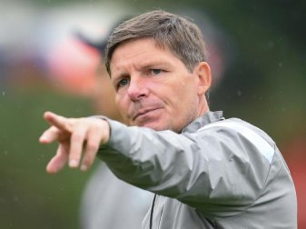 Steht mit Frankfurt in Antwerpen unter Druck: Eintracht-Coach Oliver Glasner. Foto: Arne Dedert/dpa Steht mit Frankfurt in Antwerpen unter Druck: Eintracht-Coach Oliver Glasner. Foto: Arne Dedert/dpa