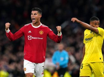 Cristiano Ronaldo (l) führte Manchester United zum Sieg gegen den FC Villarreal. Foto: Martin Rickett/PA Wire/dpa Cristiano Ronaldo (l) führte Manchester United zum Sieg gegen den FC Villarreal. Foto: Martin Rickett/PA Wire/dpa