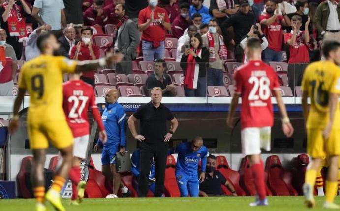 Trainer Ronald Koeman (M.) steckt mit dem FC Barcelona weiter in der Krise. Foto: Armando Franca/AP/dpa