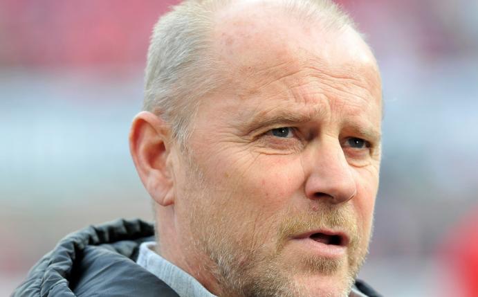 Schaaf leitet erste Trainingseinheit in Hannover(PIXATHLON/SID-IMAGES)
