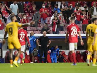 Trainer Ronald Koeman (M.) steckt mit dem FC Barcelona weiter in der Krise. Foto: Armando Franca/AP/dpa Trainer Ronald Koeman (M.) steckt mit dem FC Barcelona weiter in der Krise. Foto: Armando Franca/AP/dpa