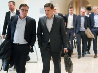 Leki (l.) freut sich auf das neue Stadion in Freiburg Leki (l.) freut sich auf das neue Stadion in Freiburg