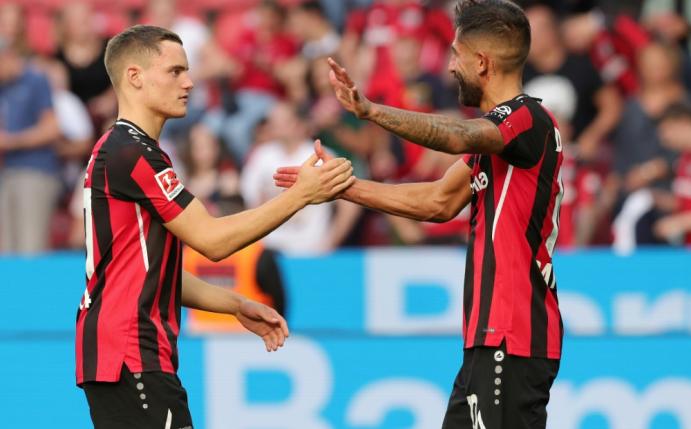 Florian Wirtz (l.) trifft erneut für Leverkusen