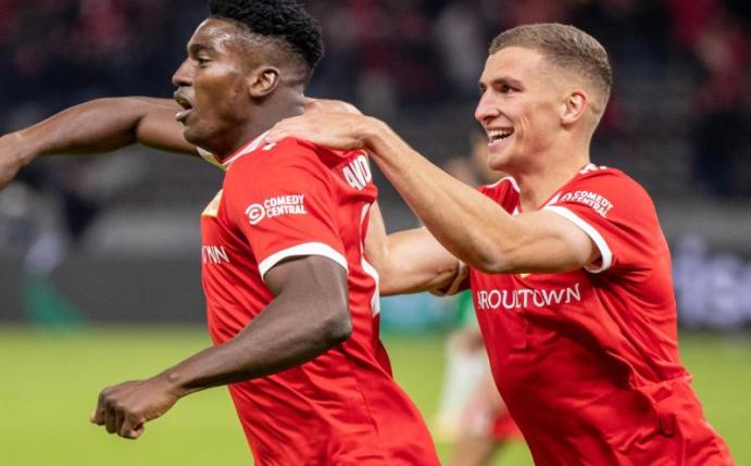 Berlins Taiwo Awoniyi (l) jubelt nach seinem 3:0 Treffer mit Teamkollegen Grischa Prömel. Foto: Andreas Gora/dpa
