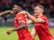 Berlins Taiwo Awoniyi (l) jubelt nach seinem 3:0 Treffer mit Teamkollegen Grischa Prömel. Foto: Andreas Gora/dpa