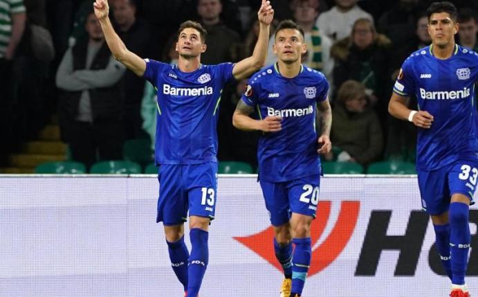 Bayer Leverkusens Lucas Alario (l) feiert den dritten Treffer seiner Mannschaft. Foto: Andrew Milligan/PA Wire/dpa