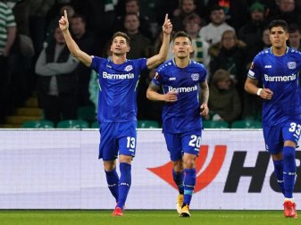 Bayer Leverkusens Lucas Alario (l) feiert den dritten Treffer seiner Mannschaft. Foto: Andrew Milligan/PA Wire/dpa Bayer Leverkusens Lucas Alario (l) feiert den dritten Treffer seiner Mannschaft. Foto: Andrew Milligan/PA Wire/dpa
