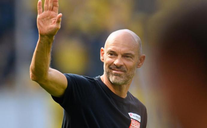 Trainer Alexander Schmidt will die Meinung der Dresden-Fans respektieren. Foto: Robert Michael/dpa-Zentralbild/dpa
