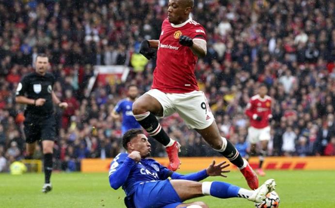 Evertons Ben Godfrey stoppt Anthony Martial (r) von Manchester United. Foto: Andrew Yates/CSM via ZUMA Wire/dpa