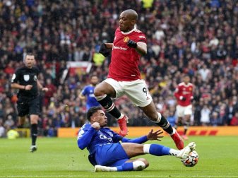 Evertons Ben Godfrey stoppt Anthony Martial (r) von Manchester United. Foto: Andrew Yates/CSM via ZUMA Wire/dpa Evertons Ben Godfrey stoppt Anthony Martial (r) von Manchester United. Foto: Andrew Yates/CSM via ZUMA Wire/dpa