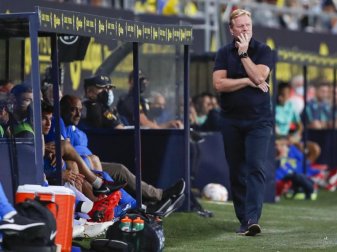 Barcelonas Trainer Ronald Koeman steht in der Coaching-Zone und beobachtet das Spiel. Foto: Miguel Morenatti/AP/dpa Barcelonas Trainer Ronald Koeman steht in der Coaching-Zone und beobachtet das Spiel. Foto: Miguel Morenatti/AP/dpa