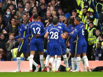 Chelseas Trevoh Chalobah (verdeckt) feiert mit seinen Mannschaftskameraden den ersten Treffer der Partie. Foto: Tess Derry/PA Wire/dpa