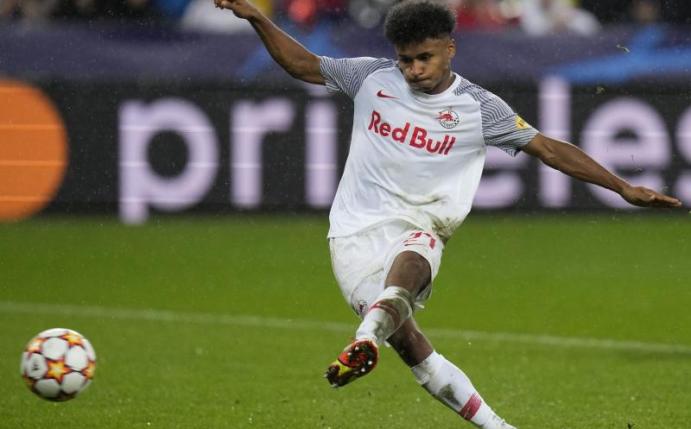 Karim Adeyemi steht bei RB Salzburg unter Vertrag. Foto: Petr David Josek/AP/dpa