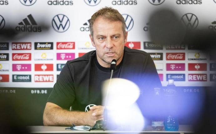 Bundestrainer Hansi Flick nimmt an einer Pressekonferenz teil. Foto: Tom Weller/dpa
