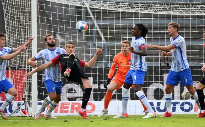 Freiburgs Nils Petersen (3.v.l.) erzielt per Fallrückzieher das Tor zur 1:2-Führung in Berlin - bereits das 30. Jokertor des Stürmers. Foto: Soeren Stache/dpa-Zentralbild/dpa